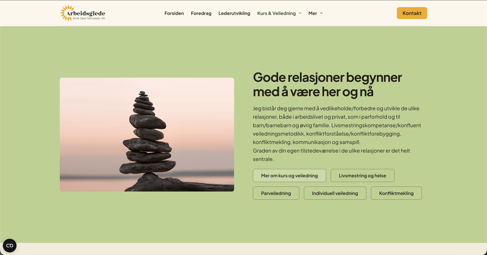 Seksjonen «Gode relasjoner begynner med å være her og nå» på lysegrønn flate, med bildet av de balanserte steinene til venstre og knapper til livsmestring og helse, parveiledning, individuell veiledning og konfliktmekling til høyre.