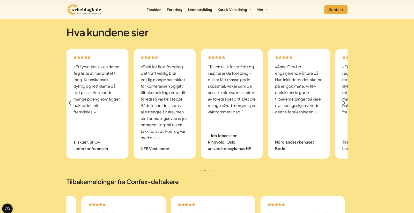 Seksjonen «Hva kundene sier» på gul bakgrunn, med hvite kort i en karusell som hver viser fem stjerner, et sitat fra en kunde, og hvem sitatet kommer fra.