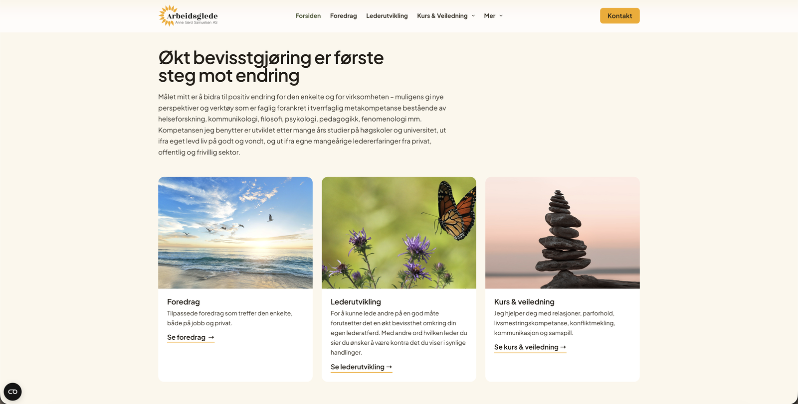 Tjenesteoversikten med overskriften «Økt bevisstgjøring er første steg mot endring», og under den tre kort med bilde: Foredrag med et strandbilde, Lederutvikling med en sommerfugl på en tistel, og Kurs & veiledning med en stabel balanserte steiner.